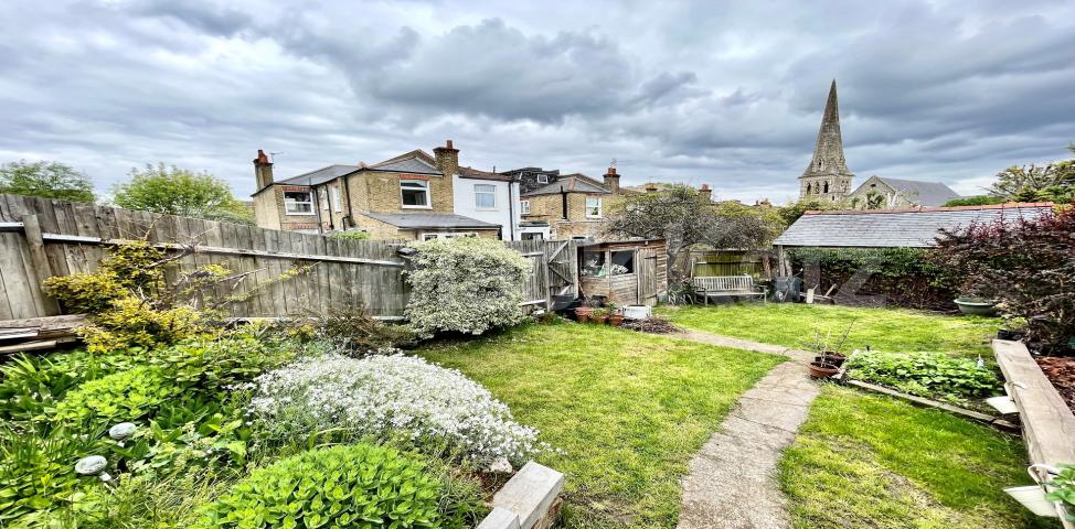 Offering approximately 710 Sq. Ft. of living and entertaining space Ashurst Gardens, Brixton Hill